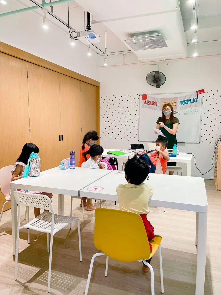 Lil’ but Mighty English tuition centre in Singapore conducting engaging story-based lessons for Primary and Secondary students.